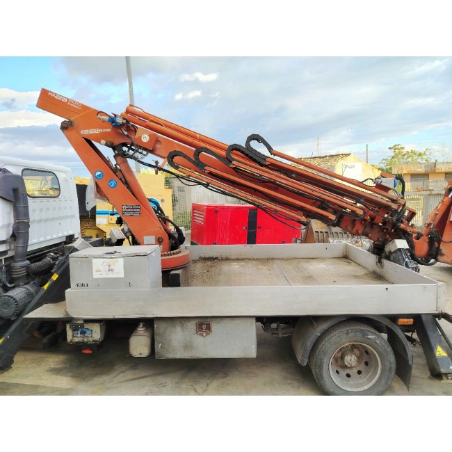 NISSAN CABSTAR CON GRU BENELLI